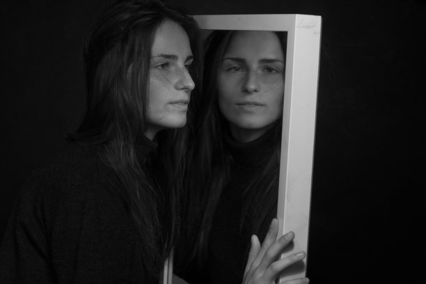 一个留着长发的年轻女孩的黑白肖像图片下载