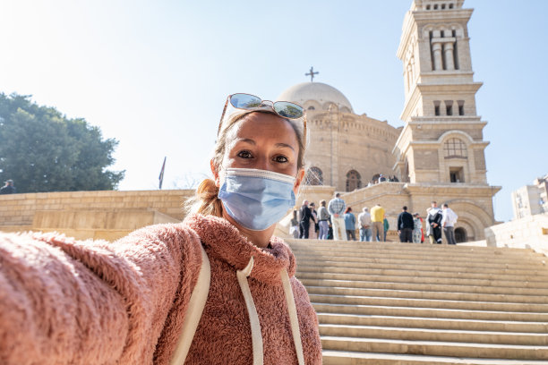 戴口罩预防新冠病毒的女人图片下载