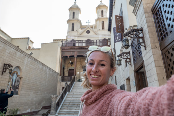 年轻女人在科普特开罗的悬空教堂自拍图片下载