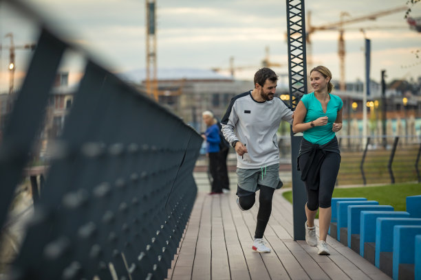 一对年轻的运动员正在户外跑步、锻炼。锻炼和健康生活方式的概念。图片下载