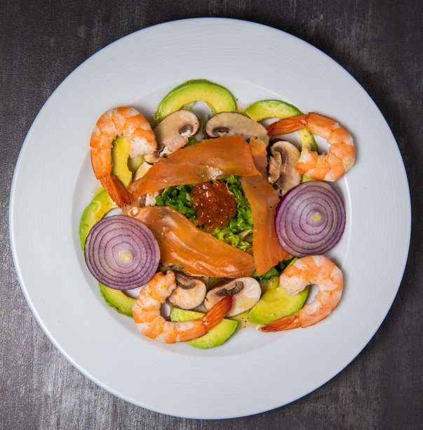 健康早餐有鲑鱼，沙拉，鳄梨蘑菇，鲑鱼蛋，红洋葱图片下载