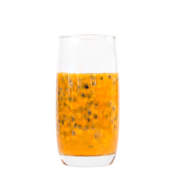 新鲜的百香果汁在玻璃与绿叶隔离在白色的背景，水果健康的概念图片下载