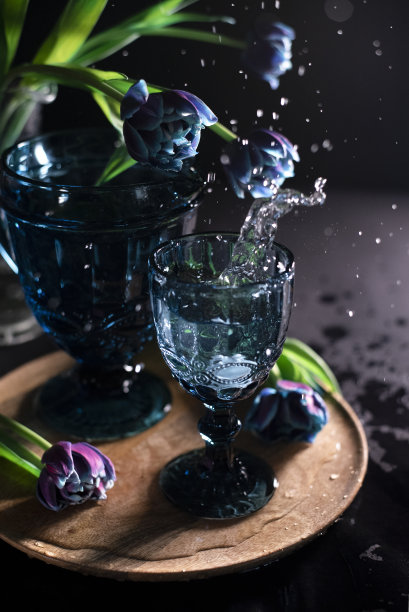 冰块溅到一杯水中图片下载