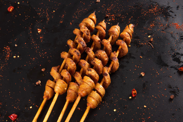 烤肉串。加香料的烧烤面筋。图片下载