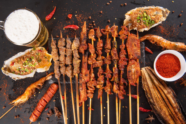 烤羊肉串。烤肉串。烧烤肉配啤酒图片下载