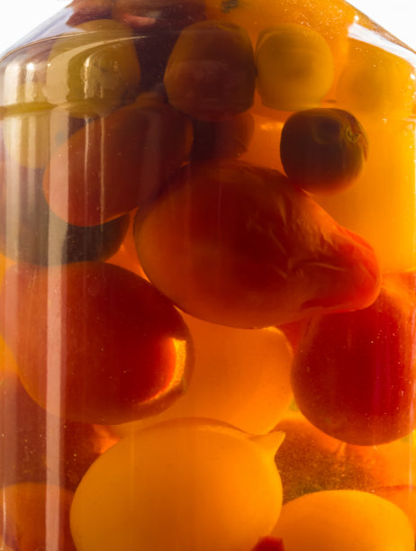 玻璃罐里五颜六色的腌番茄，特写图片下载