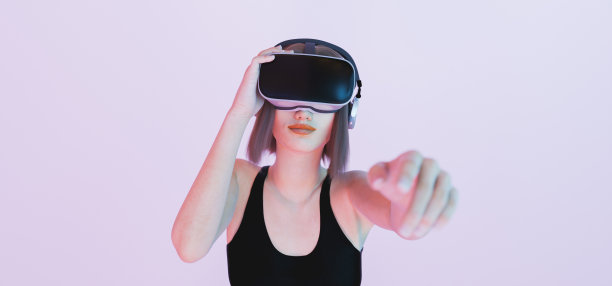 玩虚拟现实眼镜的白人女孩图片下载