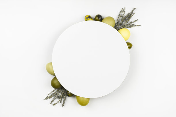 用黄色的复活节彩蛋和薰衣草做的装饰。最小的复活节的背景。春天节日的概念。复制空间平放俯视图纸卡。图片下载