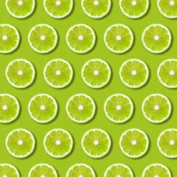 鲜亮的水果质地与绿色的酸橙片在绿色的背景图片下载