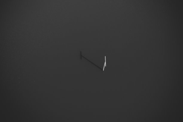 一架无人机从上面拍摄到的水下电线杆长长的影子。高水。黑白照片。极简主义图片下载