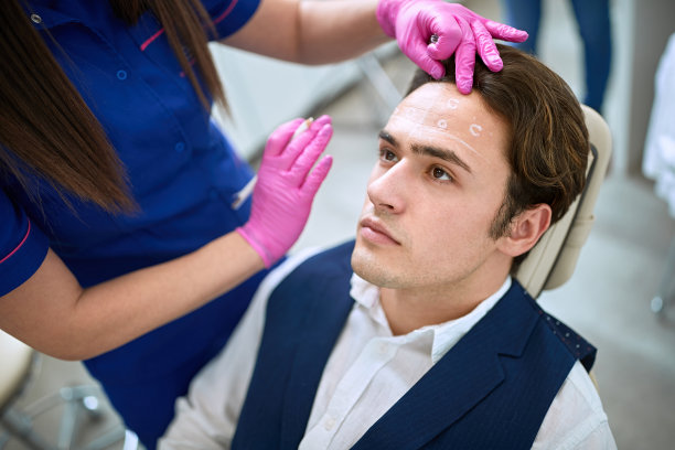 男人在美容诊所减少皱纹图片下载