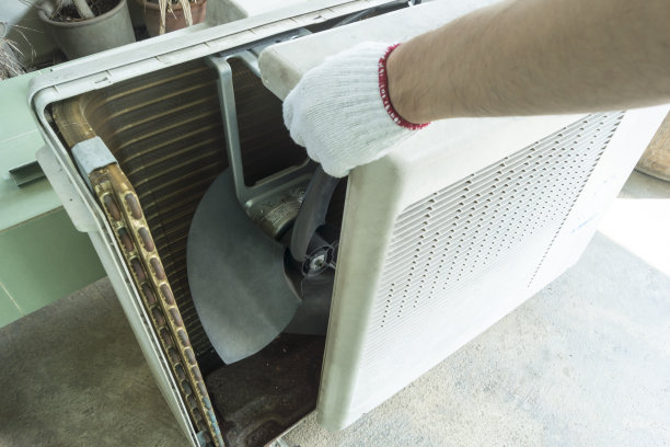 技师打开空调压缩机本体，检查空调压缩机，家电维修服务。图片下载