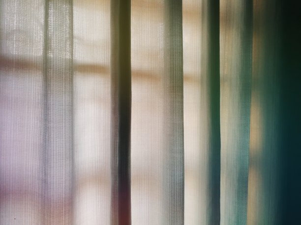 卧室通透窗帘全框拍摄，窗中透出柔和光线。图片下载