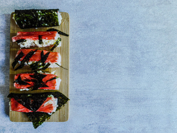一套寿司在木板上的寿司图片下载