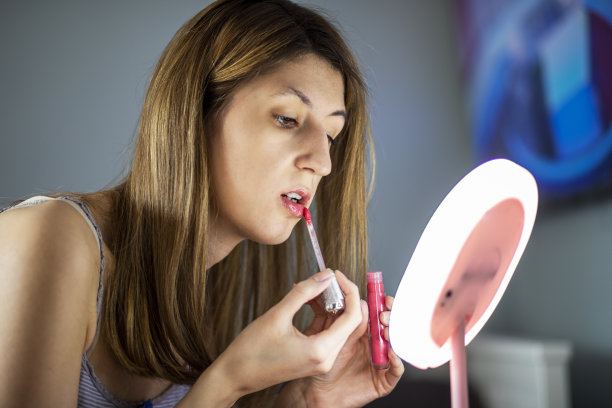年轻女子在家里用牙套化妆图片下载