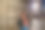 年轻女子走在街上图片下载