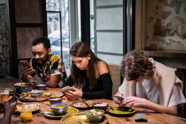 一群国际学生在咖啡馆和usi分享食物图片下载