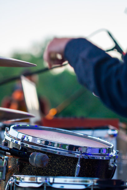 鼓手在打鼓。一张近距离的照片过程中发挥了一个乐器鼓与一些钹在舞台上之前的现场音乐会。图片下载