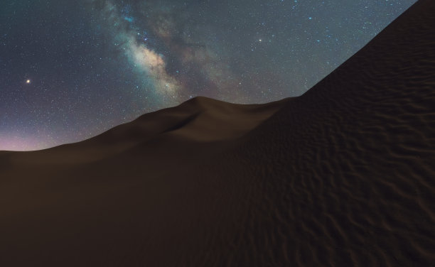 银河漫过沙丘图片下载