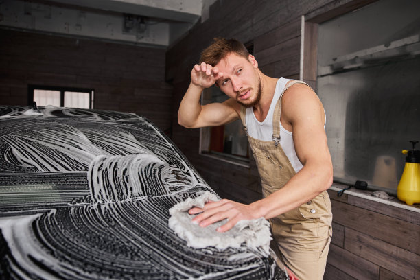 洗车的工人。图片下载