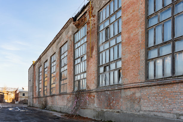 老厂房摇摇欲坠，墙体倒塌危险图片下载