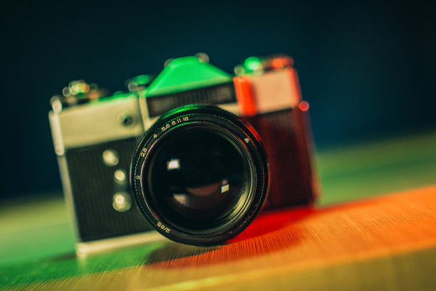 旧相机在多色照明图片下载