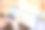 一个女人在为博客和社交网络拍照。大师班创建框架与植物标本室在蒂凡尼技术在彩色玻璃。图片下载