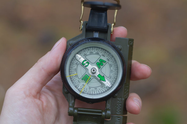 一个旅行者在森林里旅行，手里拿着指南针图片下载