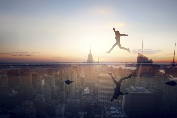 照片描绘的是一个人专注于目标图片下载