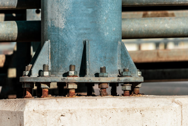 用生锈的螺栓包裹的螺母。路灯的支持。图片下载