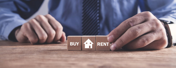 买或租房子。男子展示木方块。房地产的概念图片下载