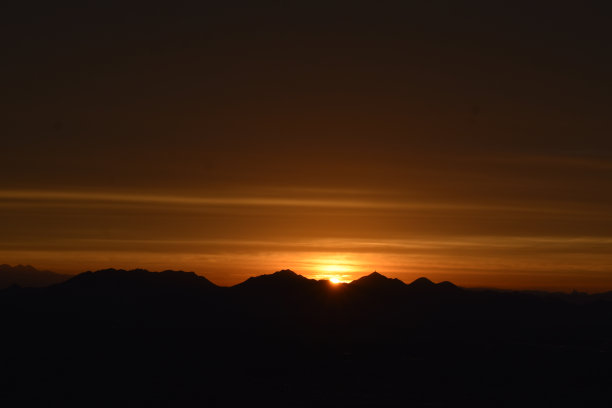 美丽的早晨日出在山上图片下载