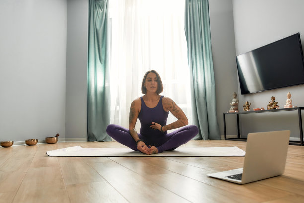 穿着运动服在家健身的女孩图片下载