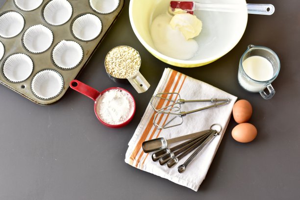自制松饼和纸杯蛋糕的烘焙材料、厨房用具和碗。图片下载