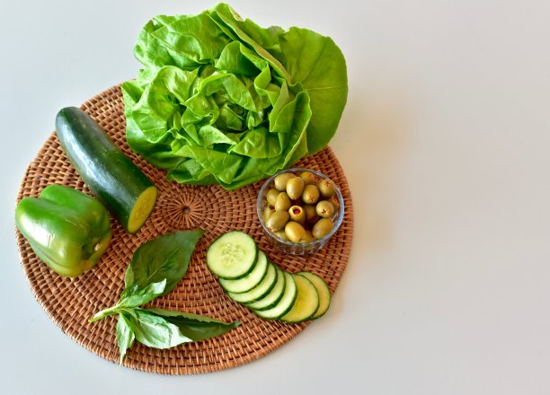 地中海饮食成分制作健康新鲜的鸡肉沙拉。照片概念，食物背景，拷贝空间，平铺图片下载