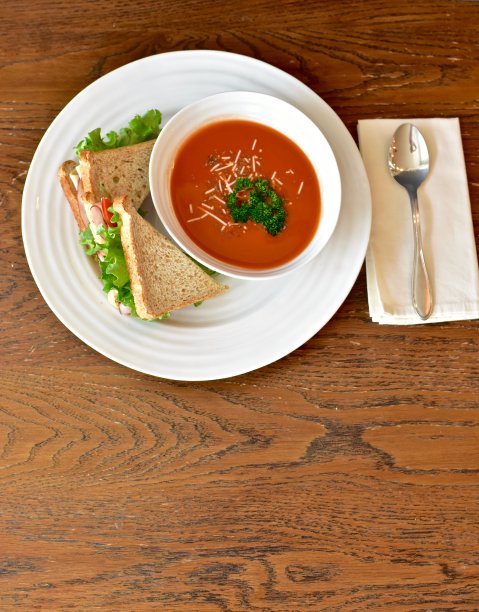 美味的简单汤和三明治，舒适的家庭晚餐图片下载