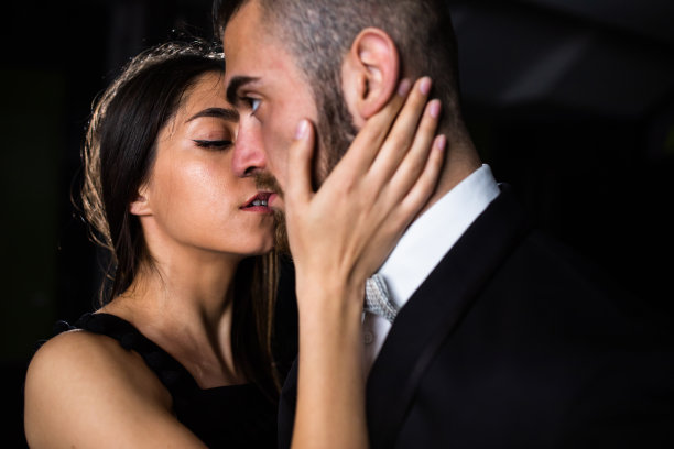 一位年轻女子正要亲吻一位英俊的年轻男子图片下载