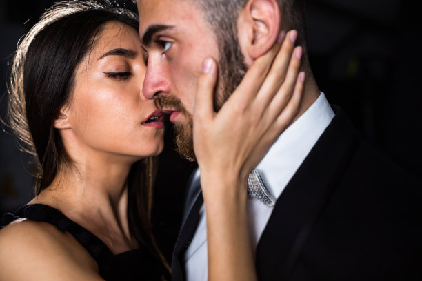 一位年轻女子正要亲吻一位英俊的年轻男子图片下载