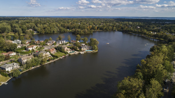 纽约伊斯特切斯特的3号水库湖周围的住宅。航拍全景照片。图片下载