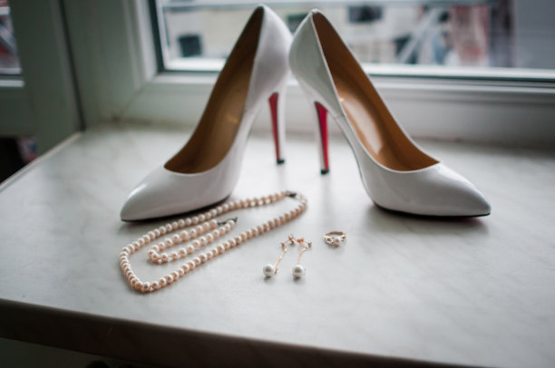新婚饰品和白鞋放在靠近窗户的桌子上图片下载