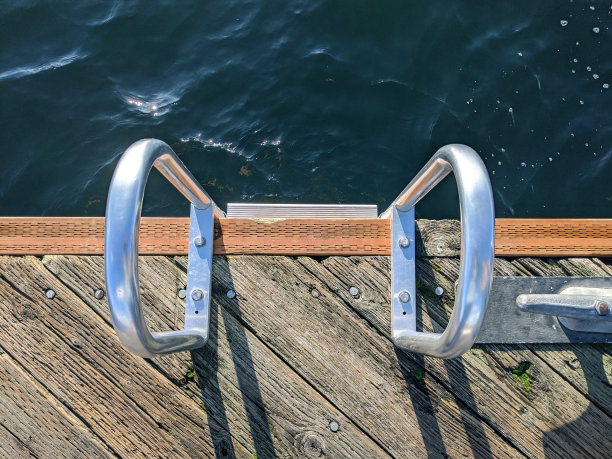 傍晚时分，码头上的梯子在华盛顿湖上投下了粗糙的黑影图片下载