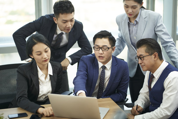 亚洲企业高管团队在办公室开会图片下载