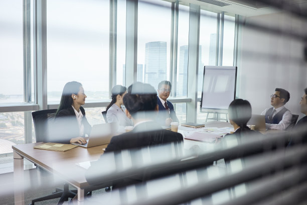 亚洲企业高管团队在会议室开会图片下载