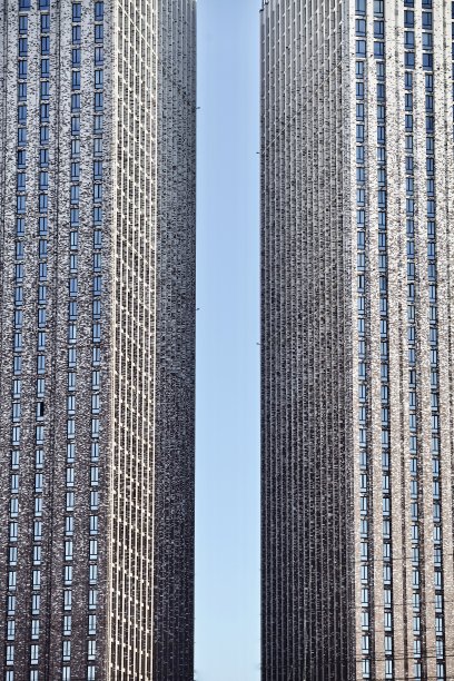 高层住宅摩天大楼的窗户和立面特写图片下载