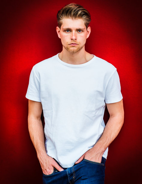 一个英俊的年轻人的肖像图片下载