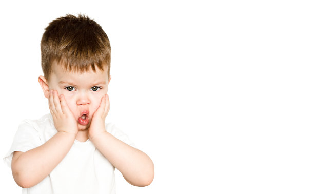 一个小男孩的肖像带着悲伤的害怕的害怕的震惊的害怕的情绪，手在他的脸颊上孤立的白色与复制空间。图片下载