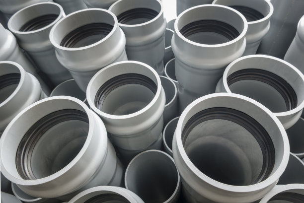 建筑工地上储存的新PVC塑料管堆图片下载