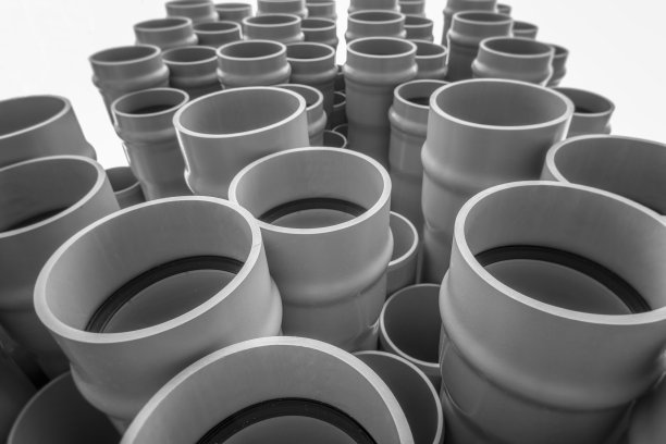 建筑工地上储存的新PVC塑料管堆图片下载