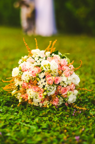 草地上的婚礼花束图片下载