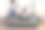 母亲坐在家里的沙发上用笔记本电脑工作，试图集中注意力，孩子跳了起来，引起注意。图片下载
